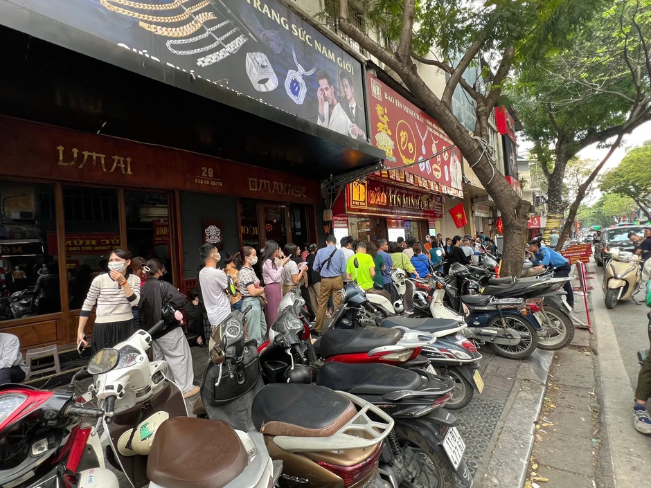 Khách kéo nhau đi mua vàng, công ty tạm hết hàng Khách kéo nhau đi mua vàng, công ty tạm hết hàng