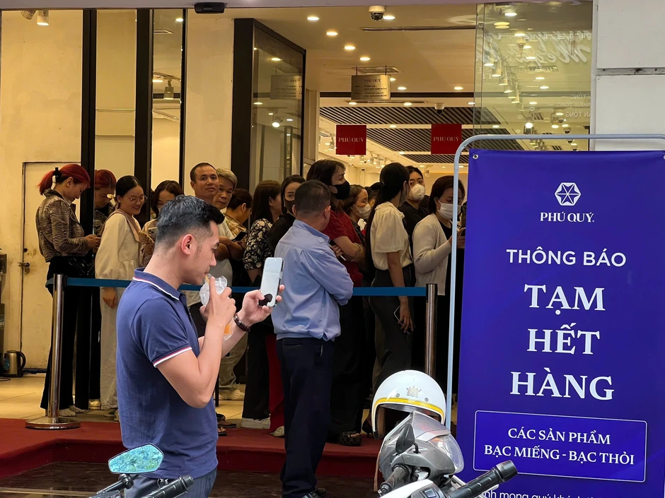 Khách kéo nhau đi mua vàng, công ty tạm hết hàng Khách kéo nhau đi mua vàng, công ty tạm hết hàng