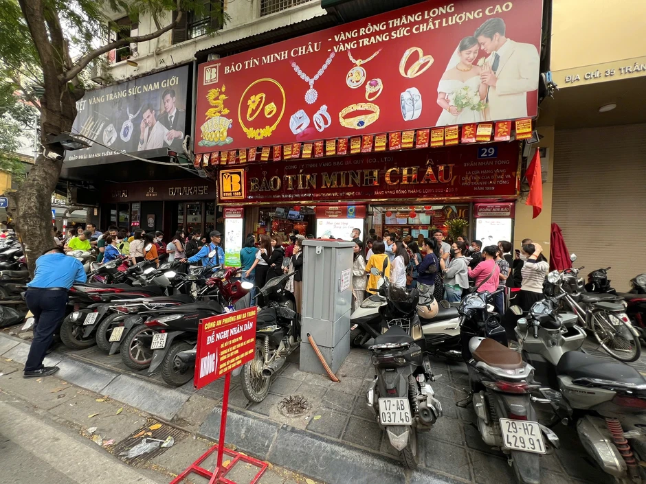 Khách kéo nhau đi mua vàng, công ty tạm hết hàng Khách kéo nhau đi mua vàng, công ty tạm hết hàng