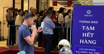 Khách kéo nhau đi mua vàng, công ty tạm hết hàng