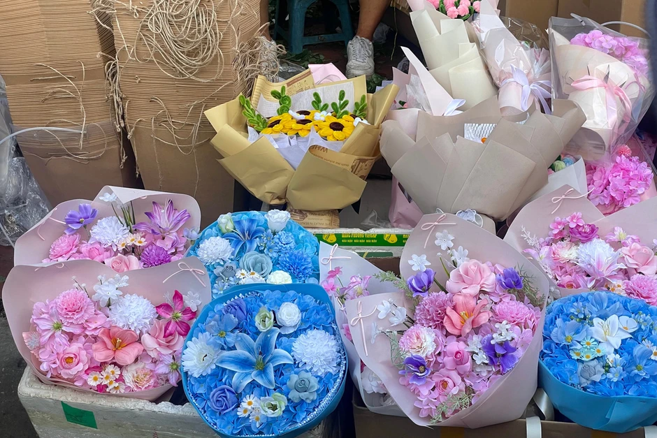 Khách vây kín cửa hàng, chờ nhiều tiếng mua hoa ngày 20/10
