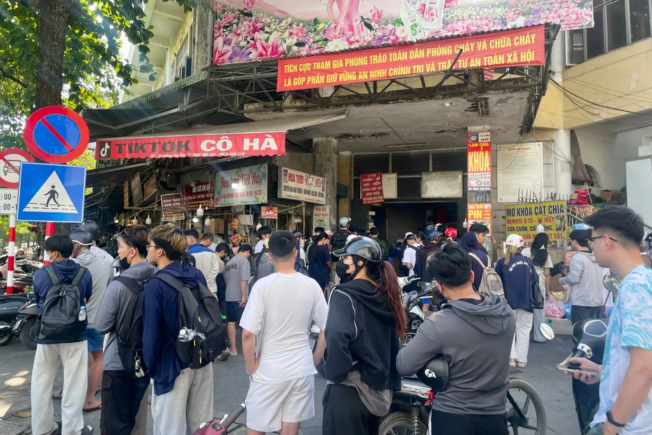 Khách vây kín cửa hàng, chờ nhiều tiếng mua hoa ngày 20/10