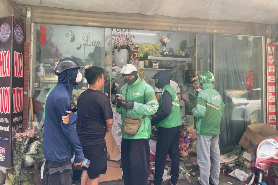 Khách vây kín cửa hàng, chờ nhiều tiếng mua hoa ngày 20/10