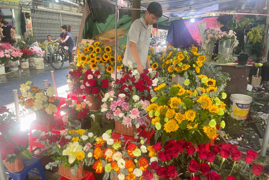 Khách vây kín cửa hàng, chờ nhiều tiếng mua hoa ngày 20/10