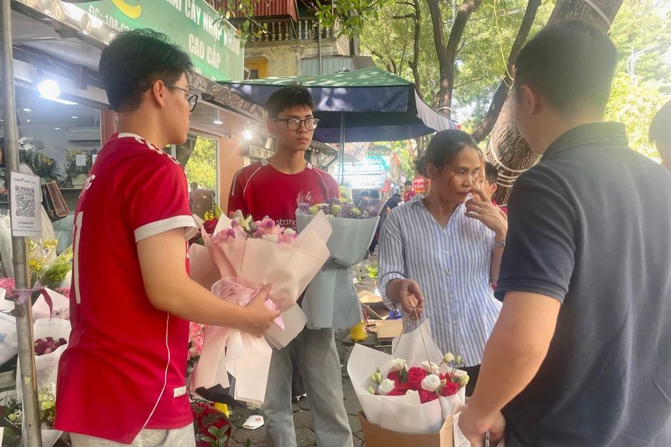 Khách vây kín cửa hàng, chờ nhiều tiếng mua hoa ngày 20/10