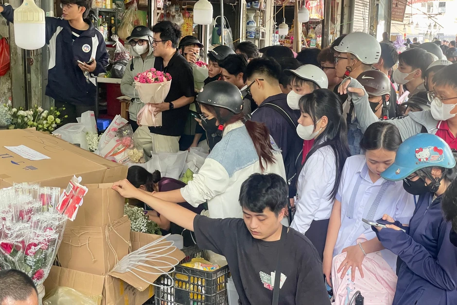 Khách vây kín cửa hàng, chờ nhiều tiếng mua hoa ngày 20/10