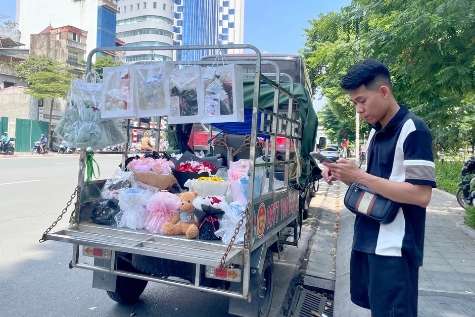 Khách vây kín cửa hàng, chờ nhiều tiếng mua hoa ngày 20/10