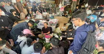Khách vây kín cửa hàng, chờ nhiều tiếng mua hoa ngày 20/10