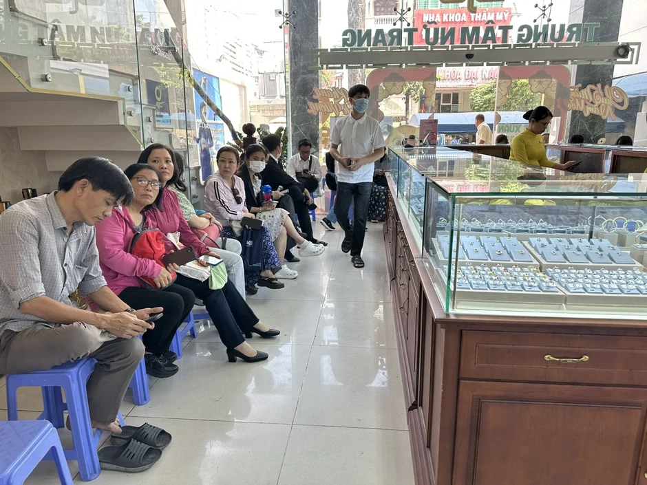 Khách xếp hàng chờ mua vàng khi giá giảm Khách xếp hàng chờ mua vàng khi giá giảm