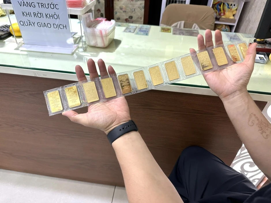 Khách xếp hàng chờ mua vàng khi giá giảm Khách xếp hàng chờ mua vàng khi giá giảm