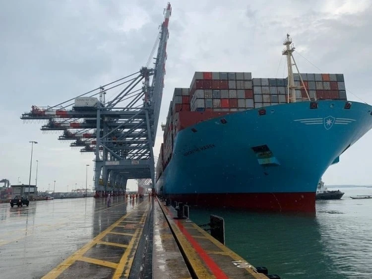 Khoảnh khắc Việt Nam lần đầu tiên đón siêu tàu container lớn nhất thế giới, dài gấp 5 lần máy bay Airbus A380 cập cảng Khoảnh khắc Việt Nam lần đầu tiên đón siêu tàu container lớn nhất thế giới, dài gấp 5 lần máy bay Airbus A380 cập cảng