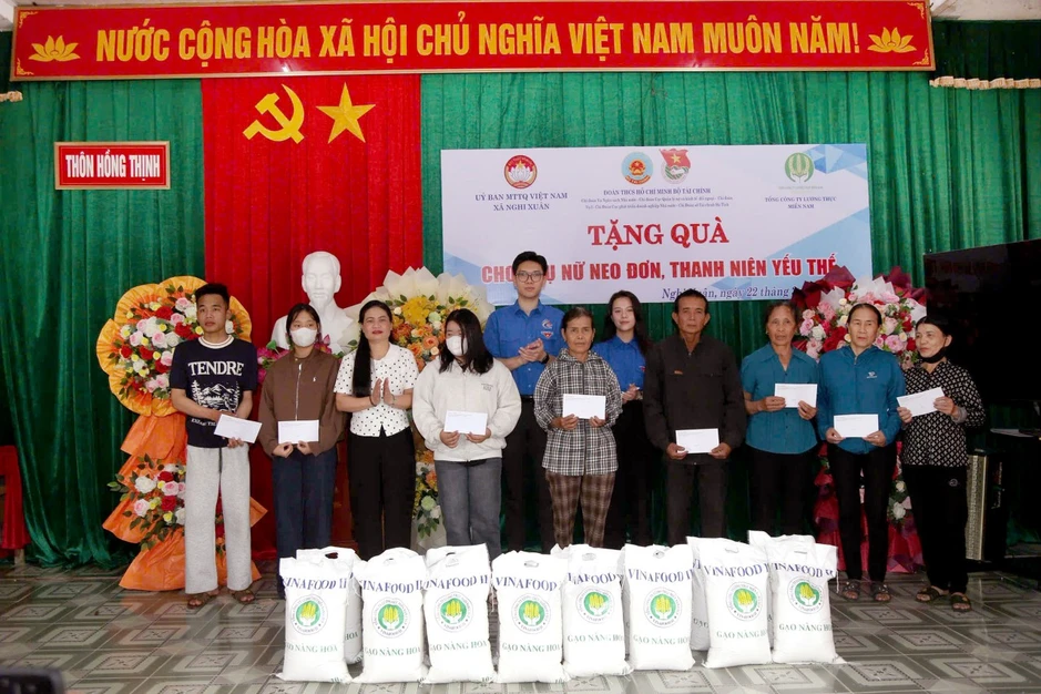 Khởi công xây Nhà Đại đoàn kết và trao quà cho phụ nữ neo đơn, thanh niên yếu thế ở xã Nghi Xuân, tỉnh Hà Tĩnh