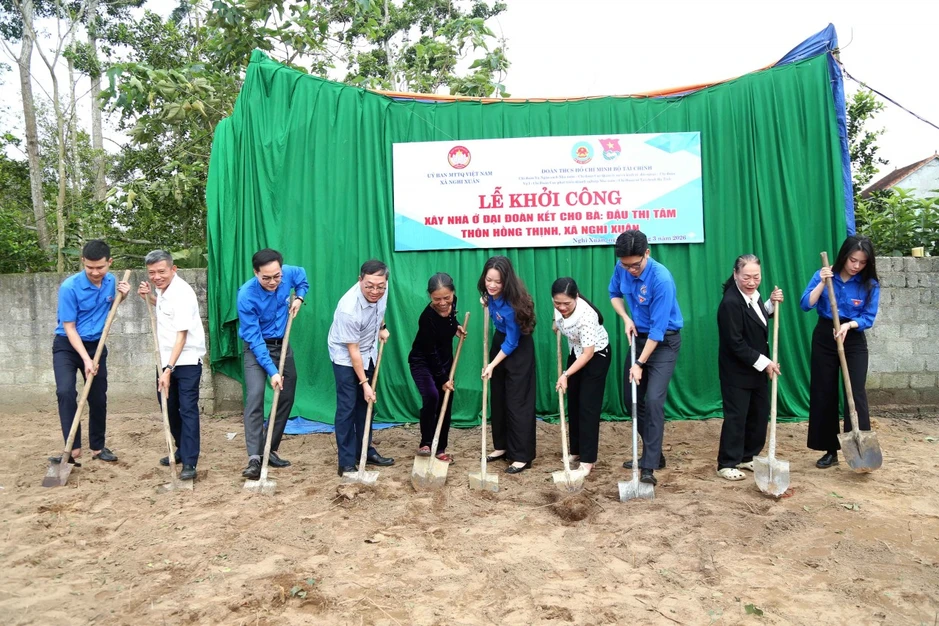 Khởi công xây Nhà Đại đoàn kết và trao quà cho phụ nữ neo đơn, thanh niên yếu thế ở xã Nghi Xuân, tỉnh Hà Tĩnh