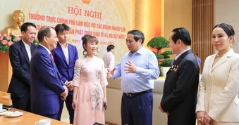 Khối ngoại bán ròng hơn 2.500 tỷ đồng, xả mạnh cổ phiếu của các tỷ phú Việt