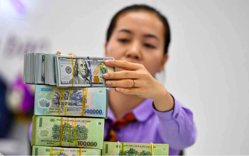 Lãi suất huy động tăng cao, vì sao ngân hàng vẫn 'khát' vốn? Lãi suất huy động tăng cao, vì sao ngân hàng vẫn 'khát' vốn?