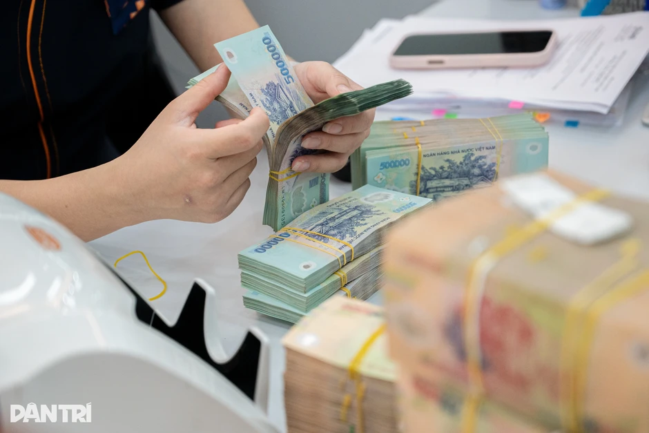 Lãi suất tăng, người dân gửi ngân hàng vượt 11,2 triệu tỷ đồng Lãi suất tăng, người dân gửi ngân hàng vượt 11,2 triệu tỷ đồng