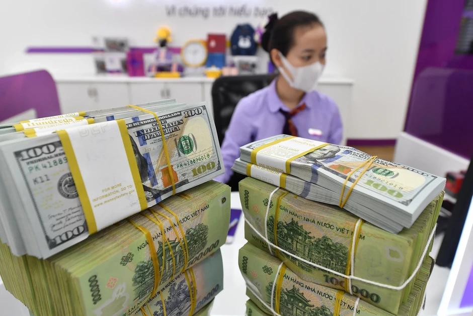 Lãi suất tiết kiệm lên hơn 9%/năm, người dân lại mang tiền đi gửi Lãi suất tiết kiệm lên hơn 9%/năm, người dân lại mang tiền đi gửi