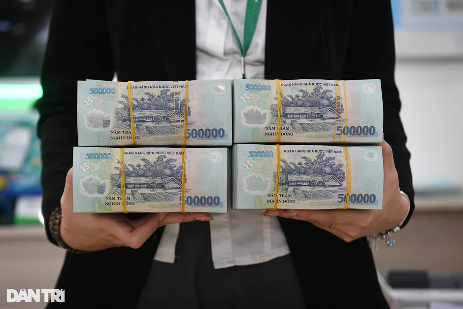 Lãi tiết kiệm vượt mốc 8%/năm: Giải mã cuộc đua hút tiền Lãi tiết kiệm vượt mốc 8%/năm: Giải mã cuộc đua hút tiền
