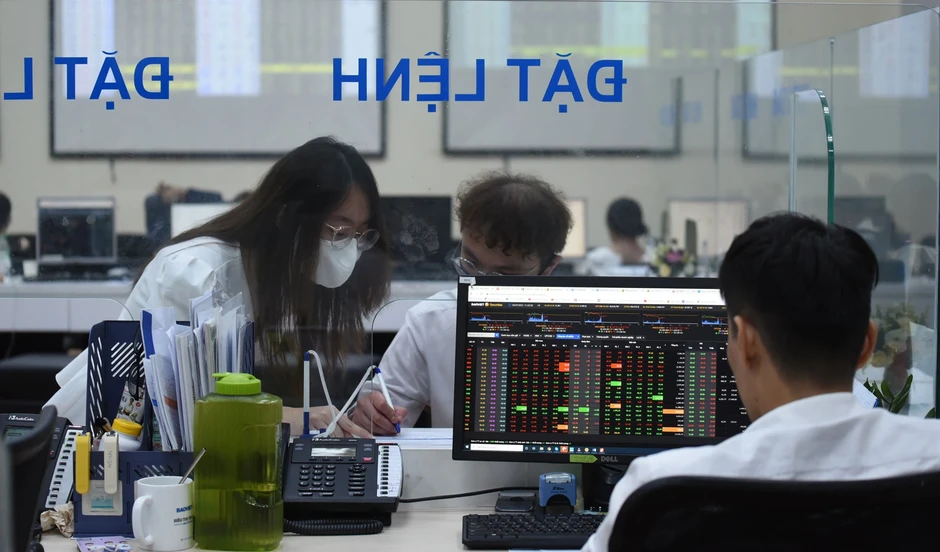 Lãnh đạo và người nhà xuống tiền tỉ mua cổ phiếu Lãnh đạo và người nhà xuống tiền tỉ mua cổ phiếu