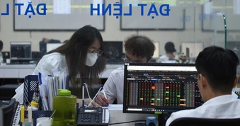 Lãnh đạo và người nhà xuống tiền tỉ mua cổ phiếu