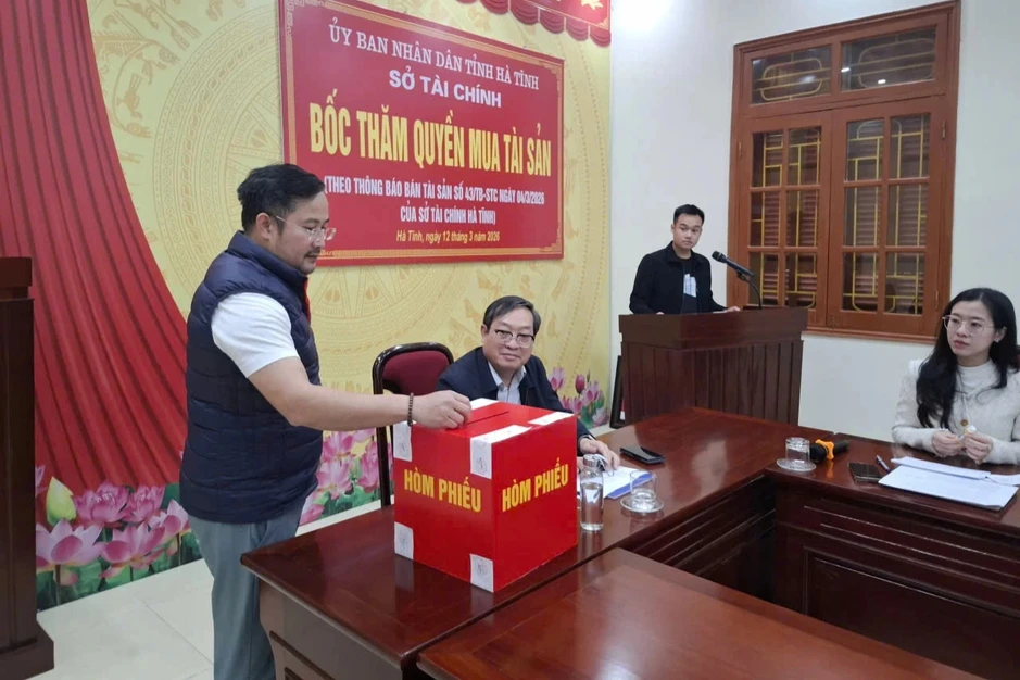 Lộ diện bên mua gần 30kg vàng tinh khiết với giá hơn 142 tỷ đồng ở Hà Tĩnh Lộ diện bên mua gần 30kg vàng tinh khiết với giá hơn 142 tỷ đồng ở Hà Tĩnh