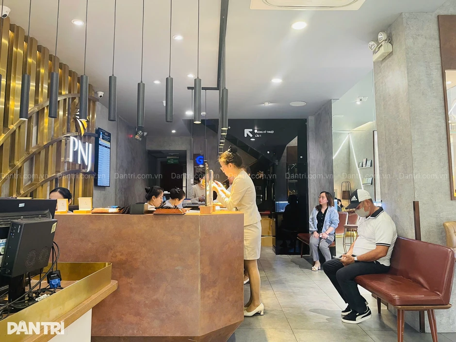 Lo ngại trước tin 28.000 viên kim cương lậu, khách đem kim cương đi bán Lo ngại trước tin 28.000 viên kim cương lậu, khách đem kim cương đi bán