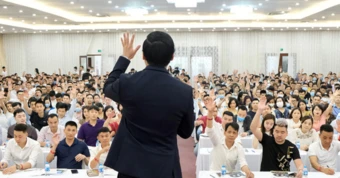 Một công ty dừng bán khóa học ‘dạy làm giàu’, chủ tịch là diễn giả nổi tiếng từ chức