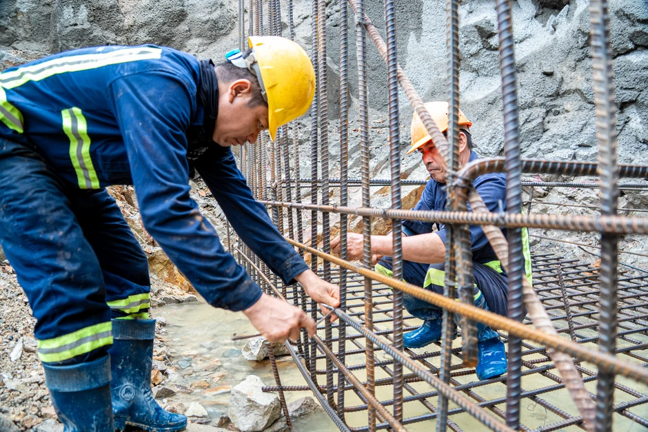 Một đoạn đường chỉ dài 11 km nhưng có đến 10 cây cầu cùng hầm cấp đặc biệt, nhà thầu huy động đến 600 người, quyết thông xe sau 3 tháng nữa Một đoạn đường chỉ dài 11 km nhưng có đến 10 cây cầu cùng hầm cấp đặc biệt, nhà thầu huy động đến 600 người, quyết thông xe sau 3 tháng nữa