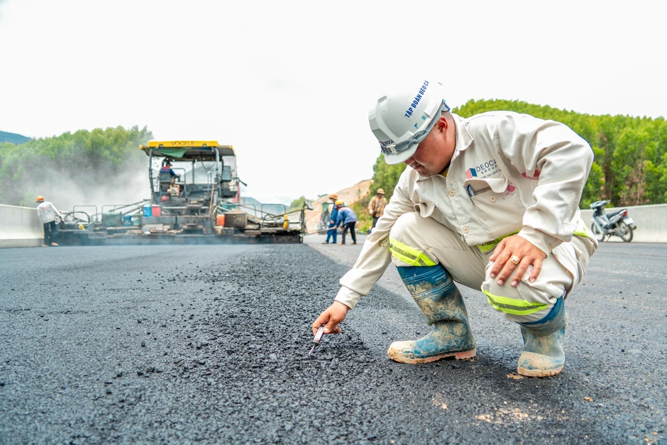 Một đoạn đường chỉ dài 11 km nhưng có đến 10 cây cầu cùng hầm cấp đặc biệt, nhà thầu huy động đến 600 người, quyết thông xe sau 3 tháng nữa Một đoạn đường chỉ dài 11 km nhưng có đến 10 cây cầu cùng hầm cấp đặc biệt, nhà thầu huy động đến 600 người, quyết thông xe sau 3 tháng nữa