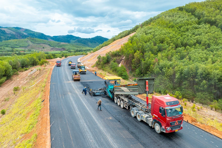 Một đoạn đường chỉ dài 11 km nhưng có đến 10 cây cầu cùng hầm cấp đặc biệt, nhà thầu huy động đến 600 người, quyết thông xe sau 3 tháng nữa Một đoạn đường chỉ dài 11 km nhưng có đến 10 cây cầu cùng hầm cấp đặc biệt, nhà thầu huy động đến 600 người, quyết thông xe sau 3 tháng nữa