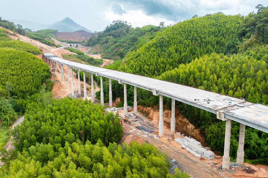 Một đoạn đường chỉ dài 11 km nhưng có đến 10 cây cầu cùng hầm cấp đặc biệt, nhà thầu huy động đến 600 người, quyết thông xe sau 3 tháng nữa Một đoạn đường chỉ dài 11 km nhưng có đến 10 cây cầu cùng hầm cấp đặc biệt, nhà thầu huy động đến 600 người, quyết thông xe sau 3 tháng nữa