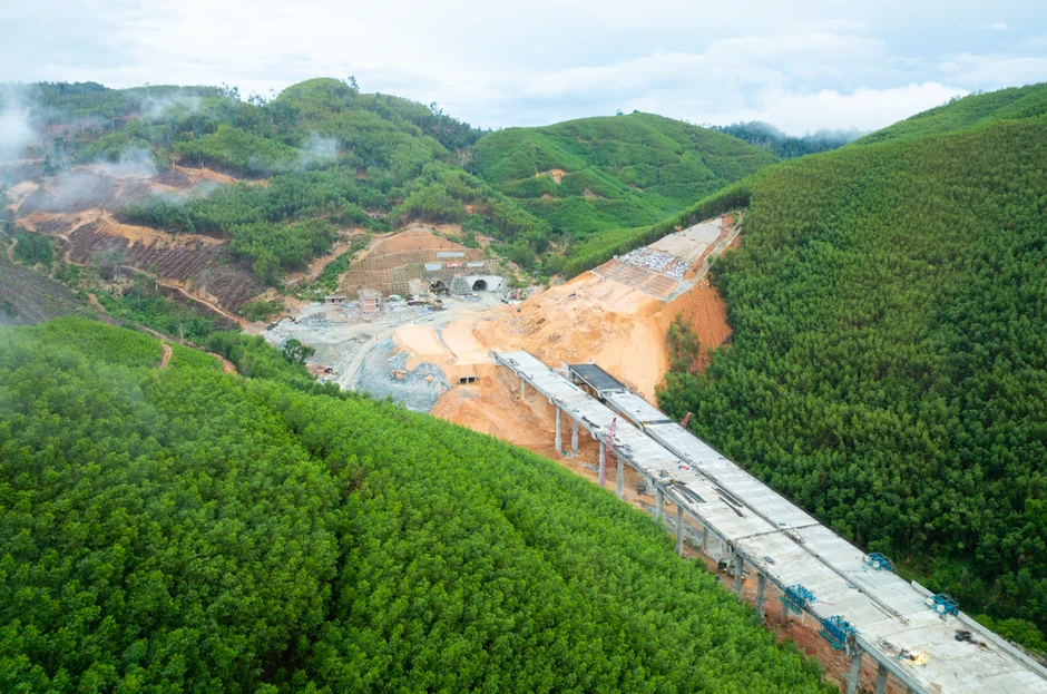 Một đoạn đường chỉ dài 11 km nhưng có đến 10 cây cầu cùng hầm cấp đặc biệt, nhà thầu huy động đến 600 người, quyết thông xe sau 3 tháng nữa Một đoạn đường chỉ dài 11 km nhưng có đến 10 cây cầu cùng hầm cấp đặc biệt, nhà thầu huy động đến 600 người, quyết thông xe sau 3 tháng nữa