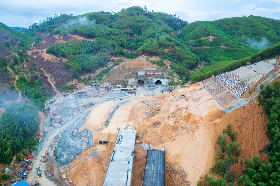 Một đoạn đường chỉ dài 11 km nhưng có đến 10 cây cầu cùng hầm cấp đặc biệt, nhà thầu huy động đến 600 người, quyết thông xe sau 3 tháng nữa Một đoạn đường chỉ dài 11 km nhưng có đến 10 cây cầu cùng hầm cấp đặc biệt, nhà thầu huy động đến 600 người, quyết thông xe sau 3 tháng nữa