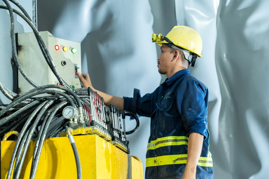 Một đoạn đường chỉ dài 11 km nhưng có đến 10 cây cầu cùng hầm cấp đặc biệt, nhà thầu huy động đến 600 người, quyết thông xe sau 3 tháng nữa Một đoạn đường chỉ dài 11 km nhưng có đến 10 cây cầu cùng hầm cấp đặc biệt, nhà thầu huy động đến 600 người, quyết thông xe sau 3 tháng nữa