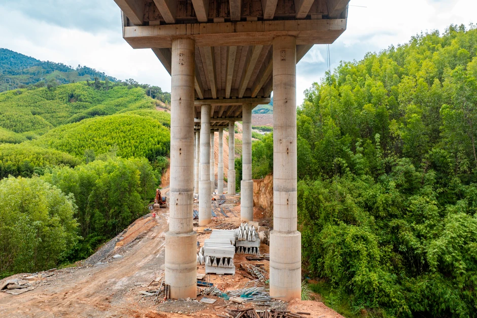 Một đoạn đường chỉ dài 11 km nhưng có đến 10 cây cầu cùng hầm cấp đặc biệt, nhà thầu huy động đến 600 người, quyết thông xe sau 3 tháng nữa Một đoạn đường chỉ dài 11 km nhưng có đến 10 cây cầu cùng hầm cấp đặc biệt, nhà thầu huy động đến 600 người, quyết thông xe sau 3 tháng nữa