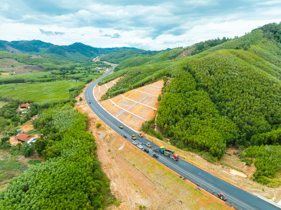 Một đoạn đường chỉ dài 11 km nhưng có đến 10 cây cầu cùng hầm cấp đặc biệt, nhà thầu huy động đến 600 người, quyết thông xe sau 3 tháng nữa Một đoạn đường chỉ dài 11 km nhưng có đến 10 cây cầu cùng hầm cấp đặc biệt, nhà thầu huy động đến 600 người, quyết thông xe sau 3 tháng nữa