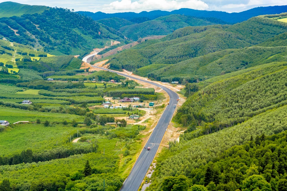 Một đoạn đường chỉ dài 11 km nhưng có đến 10 cây cầu cùng hầm cấp đặc biệt, nhà thầu huy động đến 600 người, quyết thông xe sau 3 tháng nữa Một đoạn đường chỉ dài 11 km nhưng có đến 10 cây cầu cùng hầm cấp đặc biệt, nhà thầu huy động đến 600 người, quyết thông xe sau 3 tháng nữa