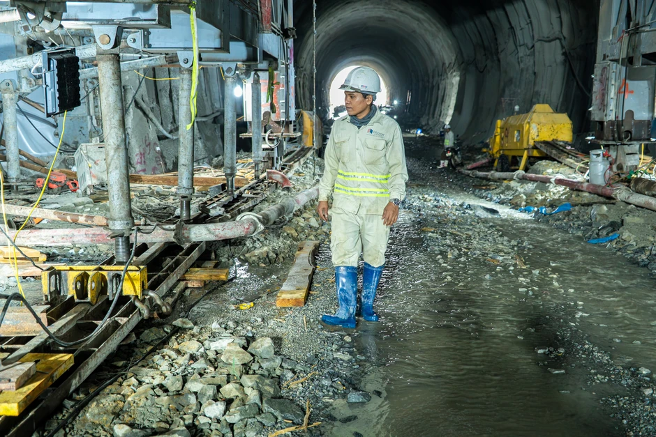 Một đoạn đường chỉ dài 11 km nhưng có đến 10 cây cầu cùng hầm cấp đặc biệt, nhà thầu huy động đến 600 người, quyết thông xe sau 3 tháng nữa Một đoạn đường chỉ dài 11 km nhưng có đến 10 cây cầu cùng hầm cấp đặc biệt, nhà thầu huy động đến 600 người, quyết thông xe sau 3 tháng nữa
