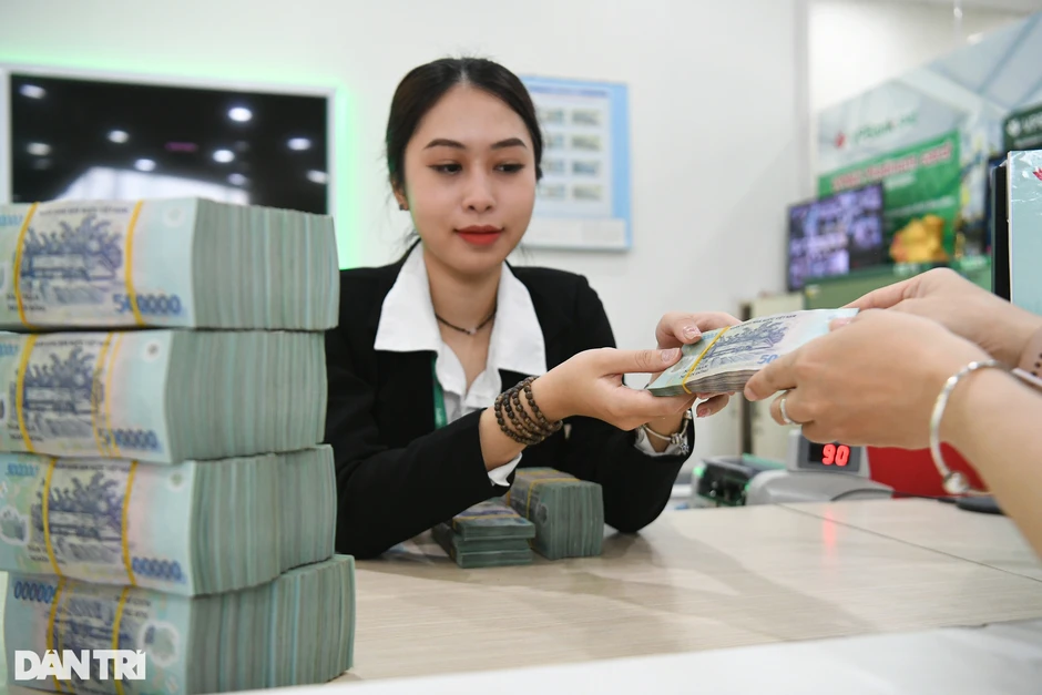 Một ngân hàng Big 4 bất ngờ tăng lãi suất tiền gửi Một ngân hàng Big 4 bất ngờ tăng lãi suất tiền gửi