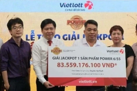 Một người trúng Vietlott 83 tỷ đồng, không đeo mặt nạ nhận giải