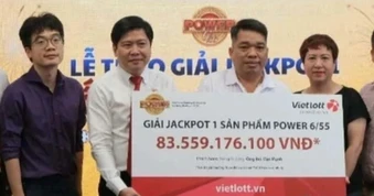 Một người trúng Vietlott 83 tỷ đồng, không đeo mặt nạ nhận giải