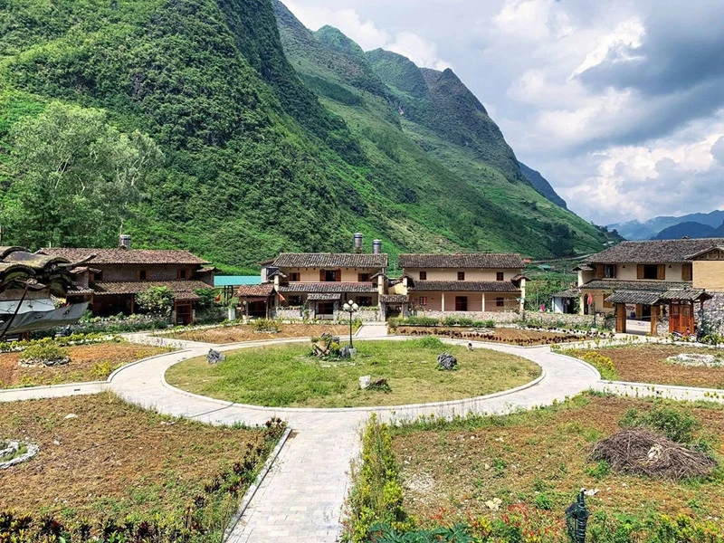 Một tuyến cáp treo mới đang được nghiên cứu xây tại cung đèo dài 20 km, đỉnh cao nhất tới 1.400 m: Xung quanh bao bọc bởi rừng già và núi đá, đường lên hiện tại quanh co, hiểm trở Một tuyến cáp treo mới đang được nghiên cứu xây tại cung đèo dài 20 km, đỉnh cao nhất tới 1.400 m: Xung quanh bao bọc bởi rừng già và núi đá, đường lên hiện tại quanh co, hiểm trở