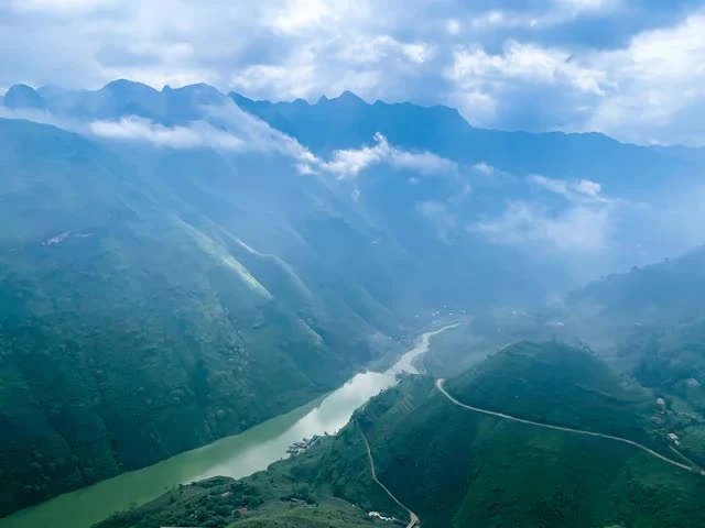 Một tuyến cáp treo mới đang được nghiên cứu xây tại cung đèo dài 20 km, đỉnh cao nhất tới 1.400 m: Xung quanh bao bọc bởi rừng già và núi đá, đường lên hiện tại quanh co, hiểm trở Một tuyến cáp treo mới đang được nghiên cứu xây tại cung đèo dài 20 km, đỉnh cao nhất tới 1.400 m: Xung quanh bao bọc bởi rừng già và núi đá, đường lên hiện tại quanh co, hiểm trở