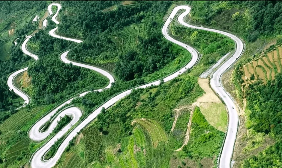 Một tuyến cáp treo mới đang được nghiên cứu xây tại cung đèo dài 20 km, đỉnh cao nhất tới 1.400 m: Xung quanh bao bọc bởi rừng già và núi đá, đường lên hiện tại quanh co, hiểm trở Một tuyến cáp treo mới đang được nghiên cứu xây tại cung đèo dài 20 km, đỉnh cao nhất tới 1.400 m: Xung quanh bao bọc bởi rừng già và núi đá, đường lên hiện tại quanh co, hiểm trở