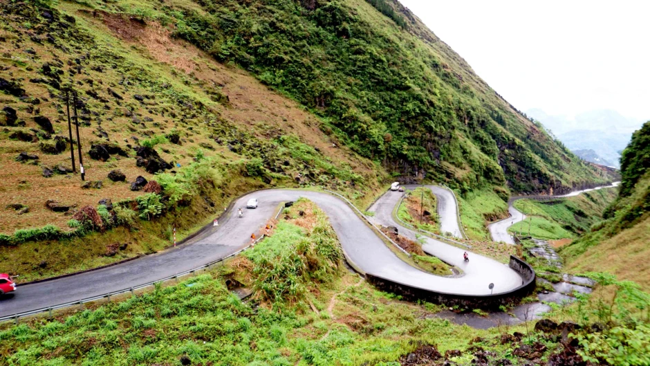 Một tuyến cáp treo mới đang được nghiên cứu xây tại cung đèo dài 20 km, đỉnh cao nhất tới 1.400 m: Xung quanh bao bọc bởi rừng già và núi đá, đường lên hiện tại quanh co, hiểm trở Một tuyến cáp treo mới đang được nghiên cứu xây tại cung đèo dài 20 km, đỉnh cao nhất tới 1.400 m: Xung quanh bao bọc bởi rừng già và núi đá, đường lên hiện tại quanh co, hiểm trở