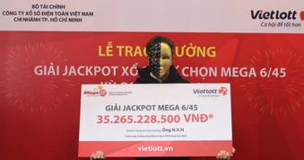 Mua vé số Vielott theo ngày sinh cháu nội, một người ở TP HCM trúng thưởng hơn 35,2 tỉ đồng.