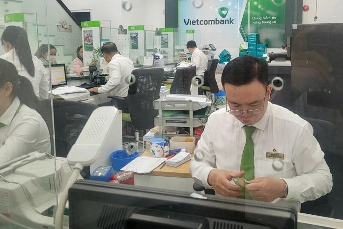 Ngân hàng đồng loạt hạ lãi suất Ngân hàng đồng loạt hạ lãi suất
