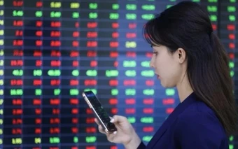 Ngân hàng hạ lãi suất, chứng khoán lập tức phản ứng