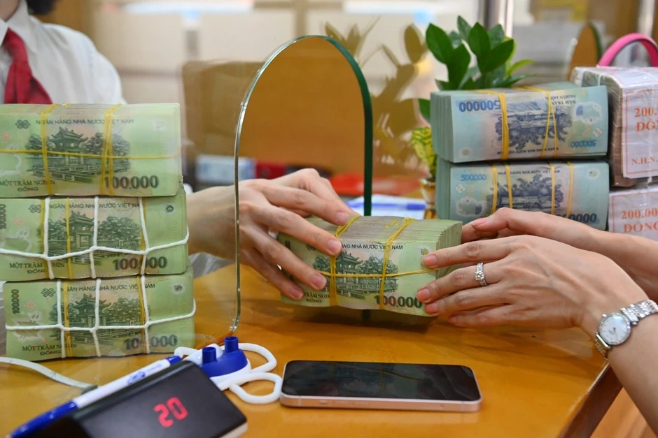 Người dân TPHCM và Đồng Nai gửi hơn 6,1 triệu tỷ đồng vào ngân hàng Người dân TPHCM và Đồng Nai gửi hơn 6,1 triệu tỷ đồng vào ngân hàng