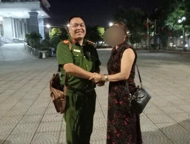 Người phụ nữ SN 1978 trình báo đánh rơi túi xách chứa 56.000.000 đồng ở ngã 3 đường, công an cơ sở lập tức rà soát suốt 50km để xác minh Người phụ nữ SN 1978 trình báo đánh rơi túi xách chứa 56.000.000 đồng ở ngã 3 đường, công an cơ sở lập tức rà soát suốt 50km để xác minh